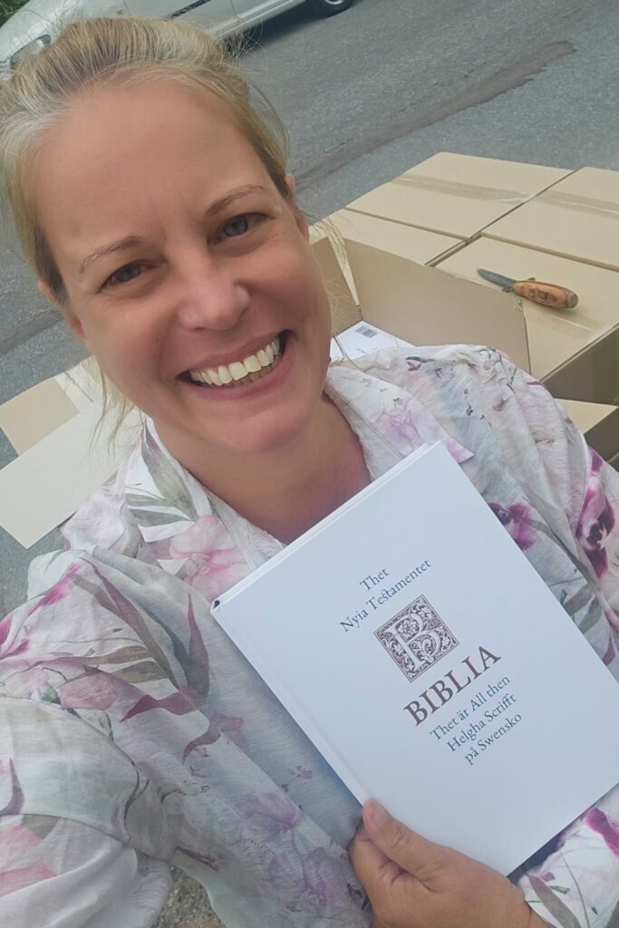 Glad kvinna med bok.